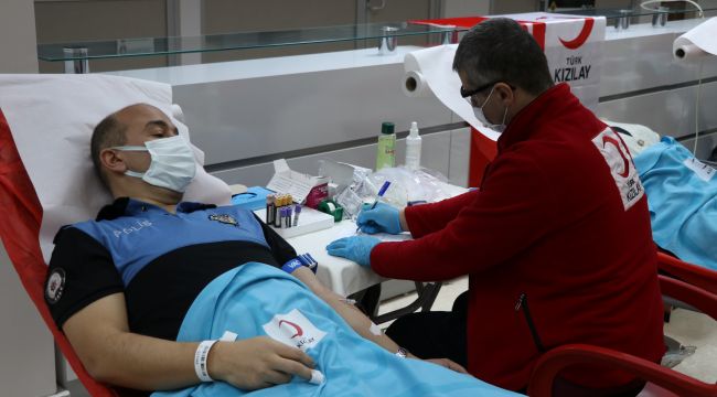 Anonsu duyan polisler kan vermeye koştu