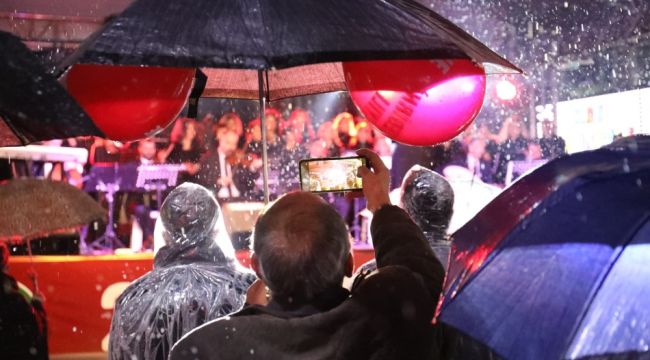 Biz Bize Gecesi'ne yağmur engel olamadı