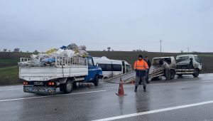 İşçi servisi ile kamyonetin çarpıştığı kazada 4 yaralı