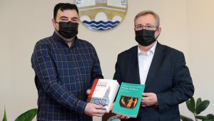 Karaca’dan Tabakoğlu’na kitap takdimi