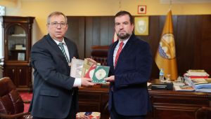 Nur, kitaplarını Tabakoğlu’na takdim etti