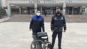 Zabıtalar ile tır sürücüsü, tekerlekli sandalye bağışıyla uzlaştı