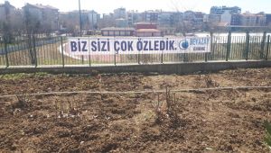 Beyazay’dan yaşlılara pankartlı kutlama