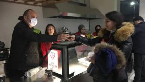 Canalp ve eşinden çorba ikramı