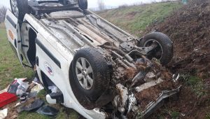 Devrilen araçta 3 kişi yaralandı