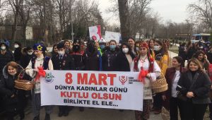 Kadınlar tarihi köprüde ‘Sevgi zinciri’