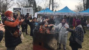 Kadınlardan köprüde ‘Sevgi zinciri’