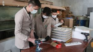 Meslek lisesi öğrencileri okul mobilyaları üretiyor