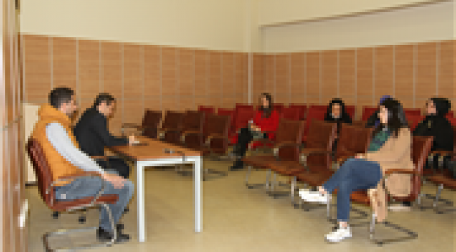 Rektör yardımcısı yabancı akademisyenler ile buluştu