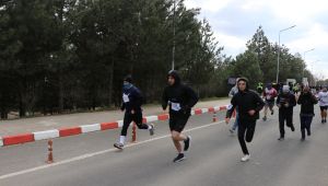 Soğuk havaya rağmen koştular