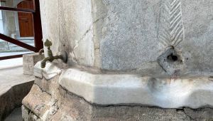 Tarihi camide musluk hırsızlığı