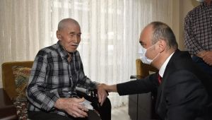 Vali Canalp’ten asırlık çınara ziyaret