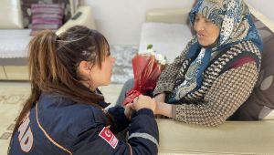 Yaşlı kadından AFAD gönüllüsüne teşekkür