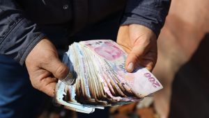 Evleriyle birlikte biriktirdikleri paraları da yandı