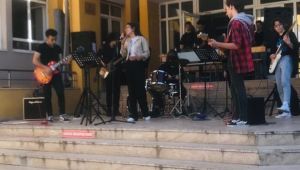 Lise öğrencileri tatile konserle girdi