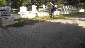 Mezarlıklar bayrama hazırlıyor