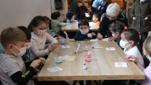 Miniklerin sepet örücülüğü ve çinicilik çalışması