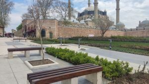 Selimiye meydanına banklar konuldu