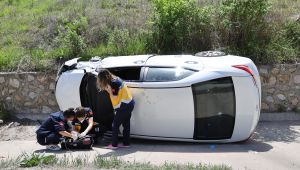 Su tahliye kanalına devrilen otomobilin sürücüsü öldü