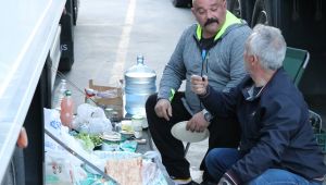 Tır şoförler oruçları araçlarında açtı