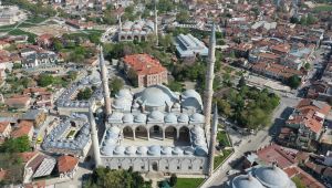 Üç Şerefeli farklı yapısıyla ön planda
