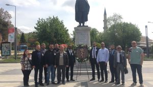 Veterinerler anıta çelenk sundu