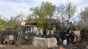 Yangında ev kullanılmaz hale geldi