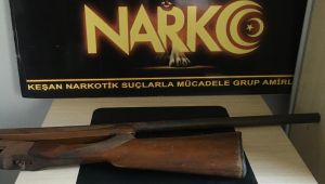 Bir otomobilde sentetik ecza yakalandı