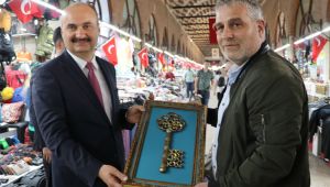 Canalp'e çarşının temsili anahtarı verildi