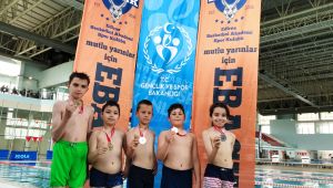 Minik yüzücülerin şampiyona heyecanı