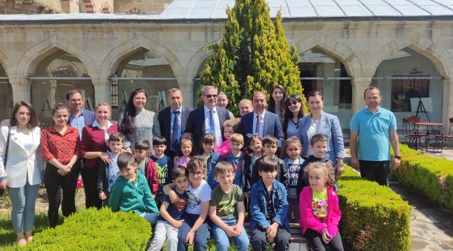 Öğrencilerin kuş evleri yerine konuldu