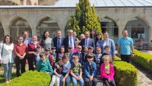 Öğrencilerin kuş evleri yerine konuldu