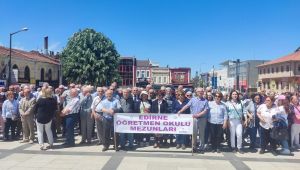 Öğretmen Okulu mezunlarından anıta çelenk