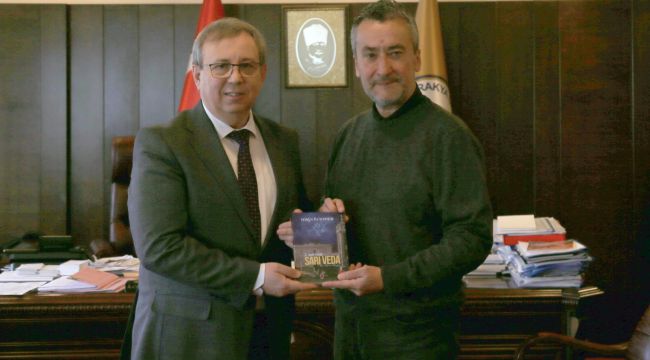 Özaydınlık, kitabını Tabakoğlu’na takdim etti