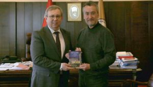 Özaydınlık, kitabını Tabakoğlu’na takdim etti