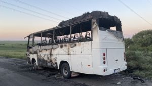 Seyir halindeki servis minibüsü yandı