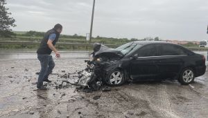 Tıra çarpan otomobilin sürücüsü yaralandı