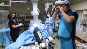 Akıllı gözlük yardımıyla kalp pili taktılar