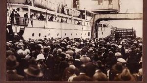 Dünya’nın ilk yüzer sergisinin yıldönümü