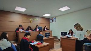 Öğrenciler mahkemeyi canlandırdı