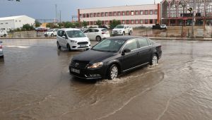 Sağanak su birikintilerine neden oldu