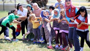 Savaşın izlerini oyun oynayarak siliyorlar