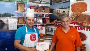 Sporculara destek olan esnafa teşekkür plaketi