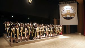 TÜ’de öğrencileri n mezuniyet sevinci