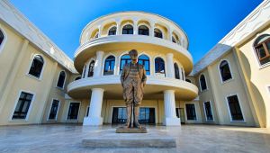 Atatürk heykeli AKM’de yerini aldı