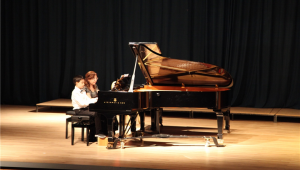 Keman ve piyanoları ile katılımcılara müzik ziyafeti