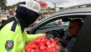 Polisler, sürücüleri bayramlaşmak için durdurdu