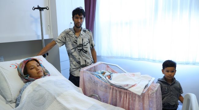 Afgan kadın Meriç Nehri kıyısında doğum yaptı
