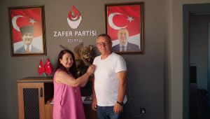 Altınok Zafer Partisi rozetini yakasına taktı