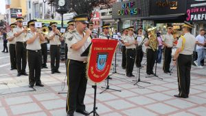 Askeri bando Zafer Bayramı konseri verdi